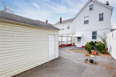 $835,000 | 90-31 204th Street | Bellaire West