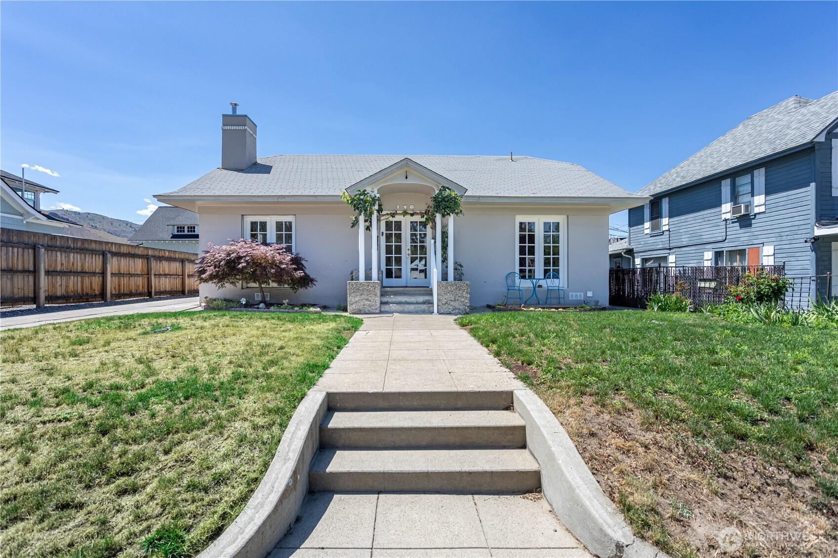 146 South Delaware Avenue Wenatchee, WA 98801 - Photo 2 of 36