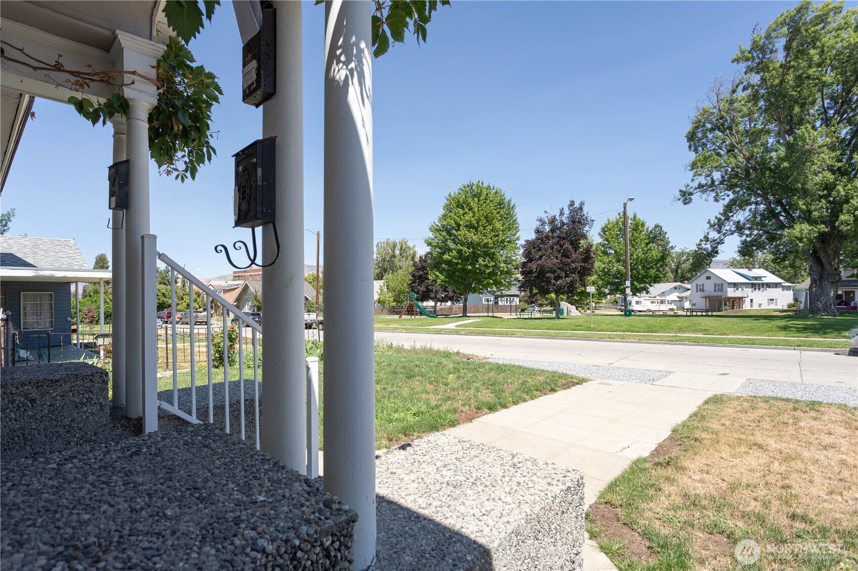 146 South Delaware Avenue Wenatchee, WA 98801 - Photo 3 of 36