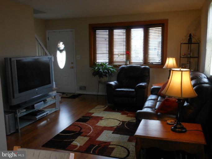 307 Nicholson Road Essex, MD 21221 - Photo 22 of 28 Living Room