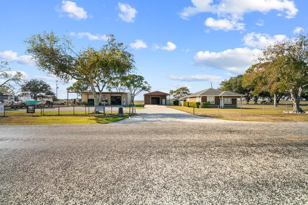 $675,000 | 1112 South FM 441 Road, Louise, TX 77455