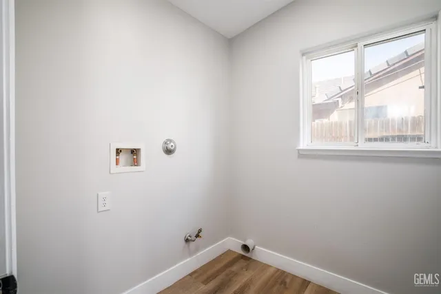 a view of a window in an empty room