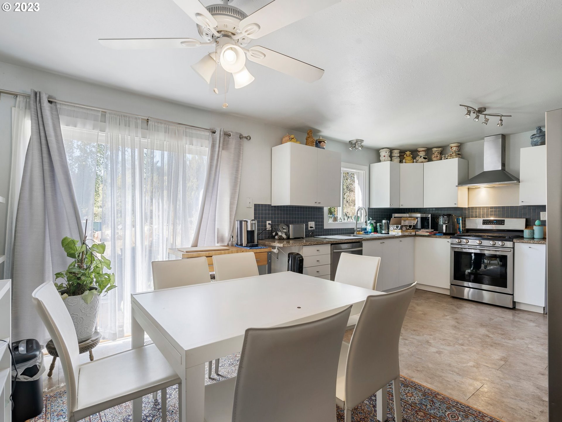 17680 Southwest Alexander Street Beaverton, OR 97003 - Photo 14 of 38 a kitchen with a table and chairs in it