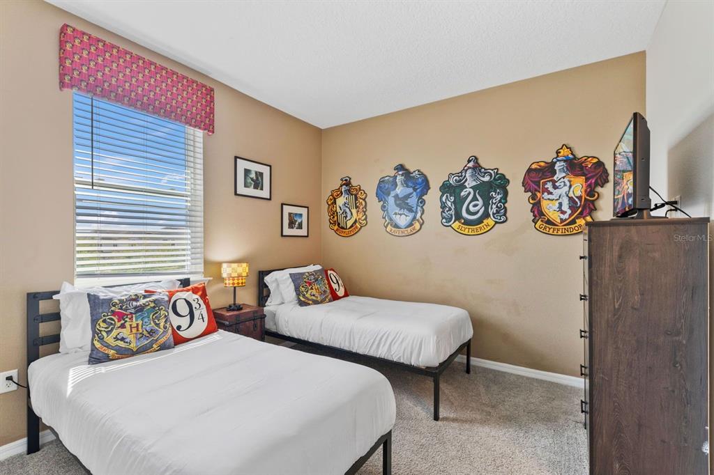9042 Sunshine Ridge Loop Kissimmee, FL 34747 - Photo 24 of 44 a bedroom with two beds and a couch