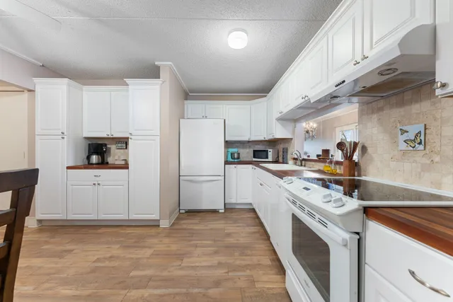 $299,900 | 10521 Cedar Lake Road, Unit 501, Minnetonka, MN 55305