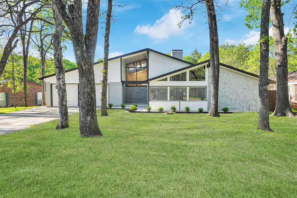a view of a house with backyard