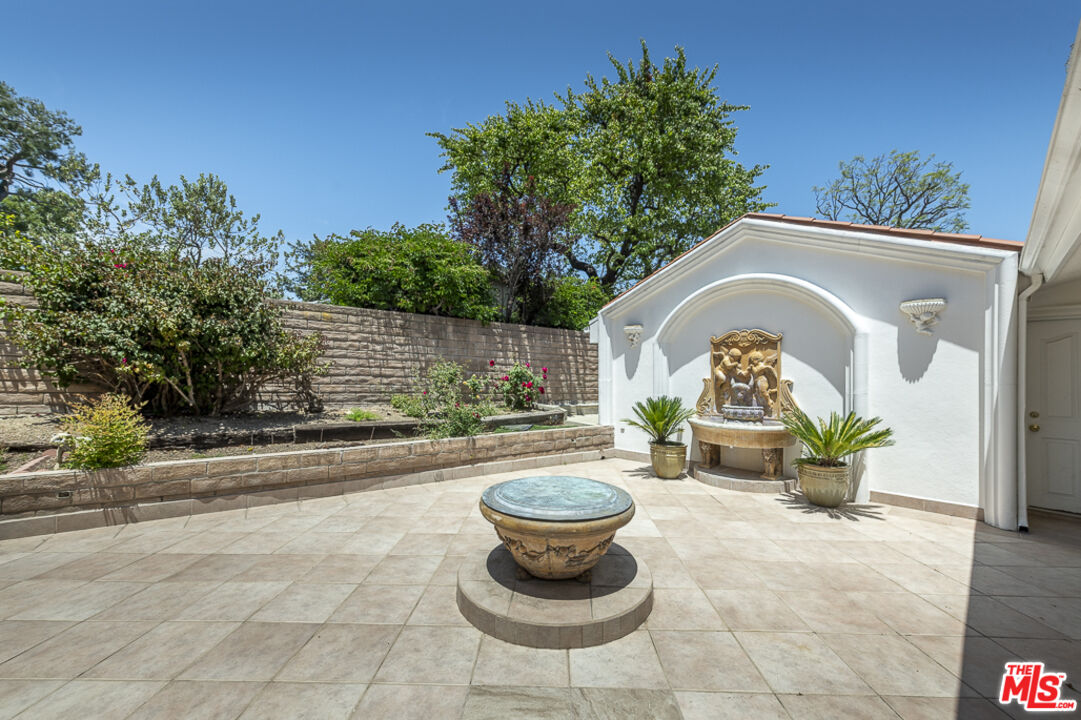 16379 Meadow Ridge Road West Encino, CA 91436 - Photo 18 of 36