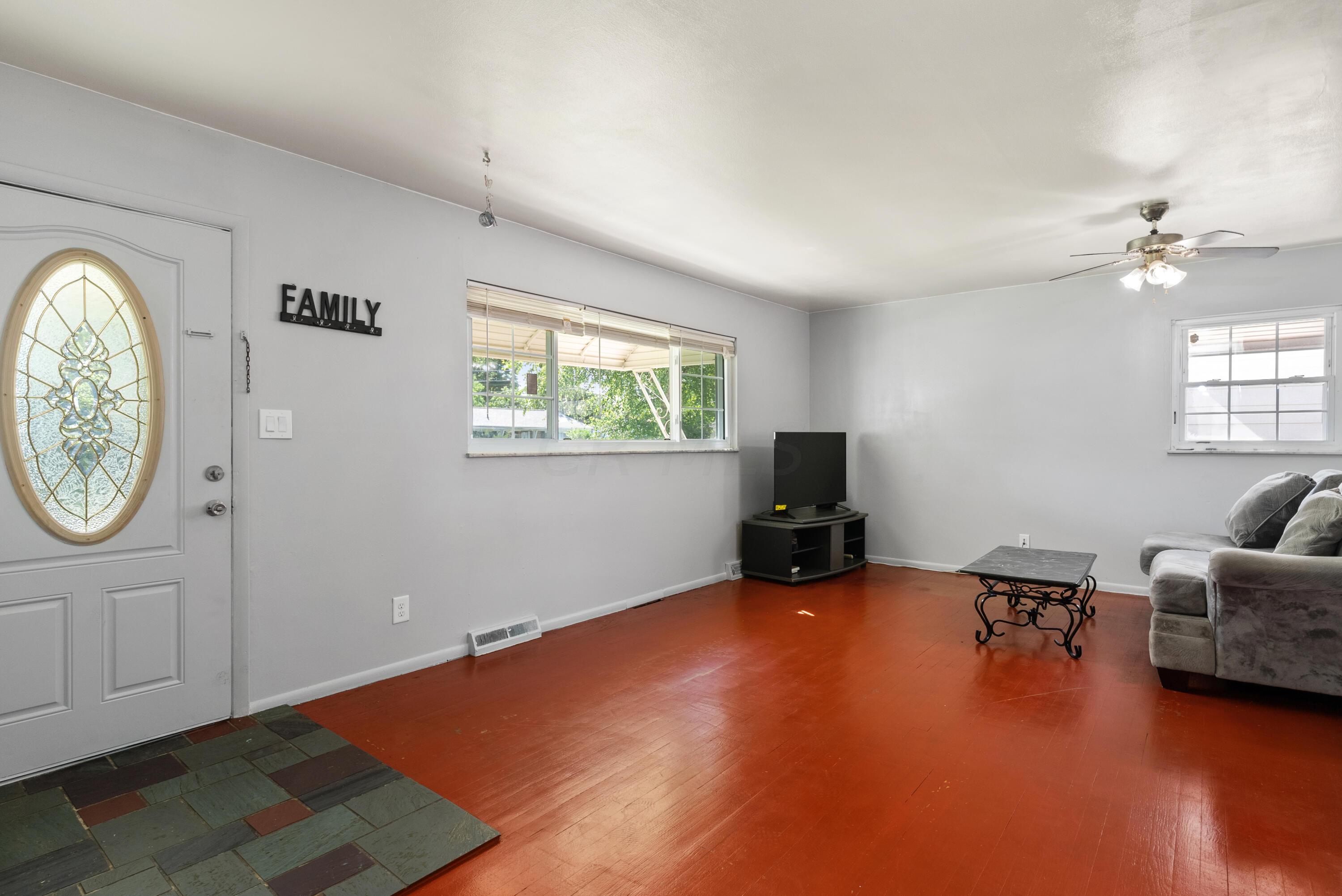 1089 South Yearling Road Columbus, OH 43227 - Photo 4 of 28 Entrance Living Room