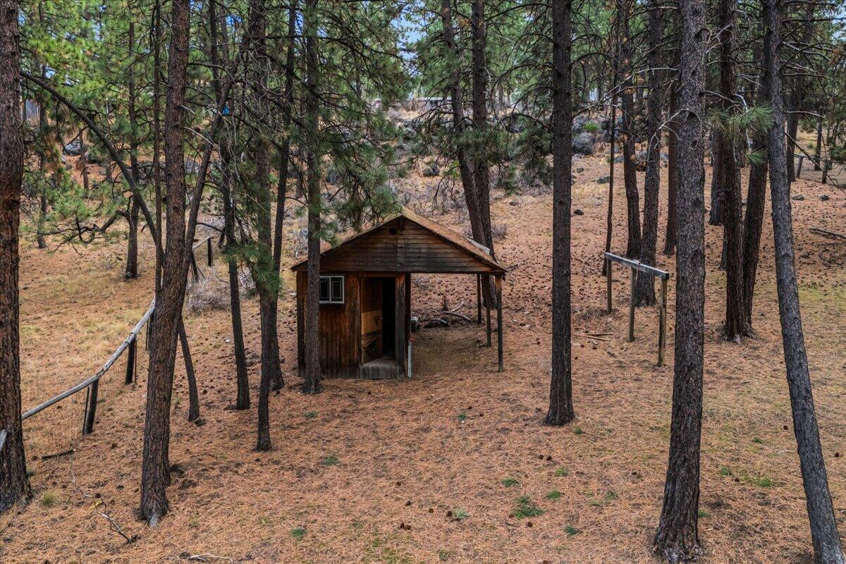 60214 Agate Road Bend, OR 97702 - Photo 28 of 31 Backyard