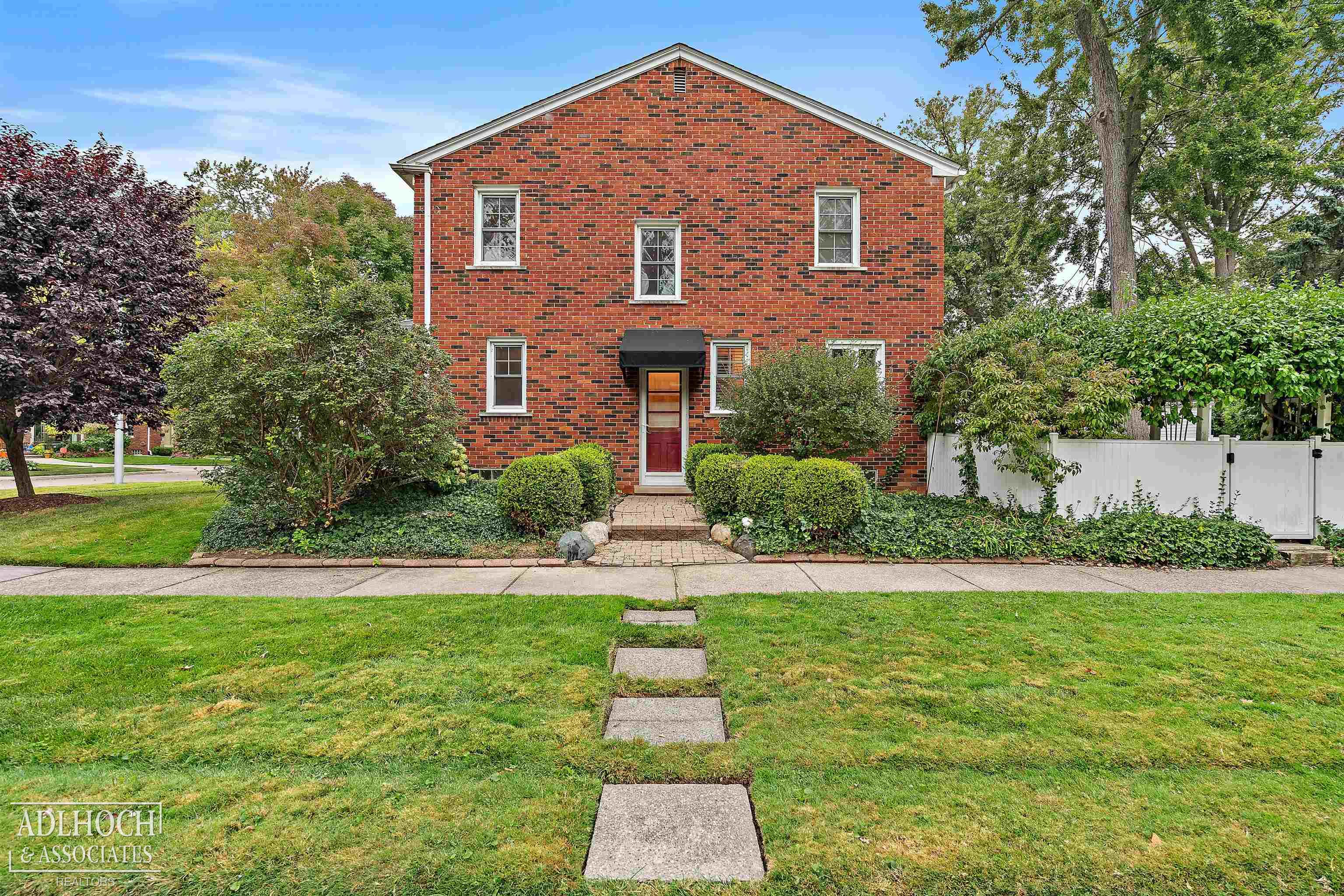 1780 Broadstone Road Grosse Pointe, MI 48236 - Photo 25 of 30 50188500-e85379fe-0fb6-4ba9-b670-87fbe80109a6.JPG