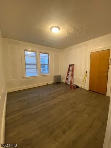 $2,000 | 1031 Kilsyth Road, Unit 1R, Elizabeth, NJ 07208