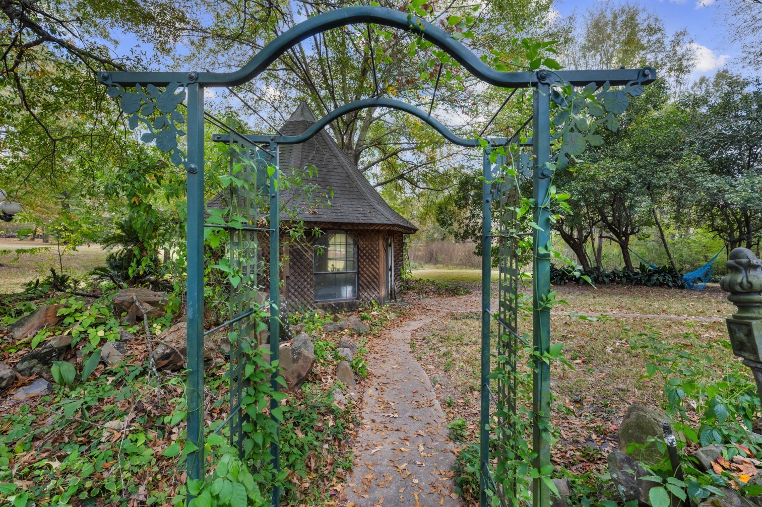 1207 Glade Street Lufkin, TX 75901 - Photo 28 of 49 a backyard of a house with lots of green space