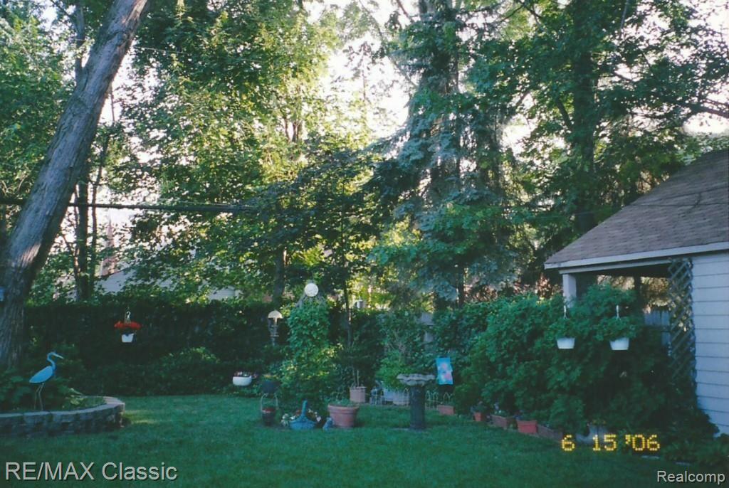 1961 Hawthorne Road Grosse Pointe, MI 48236 - Photo 25 of 27 Haw-Perrenials.jpg