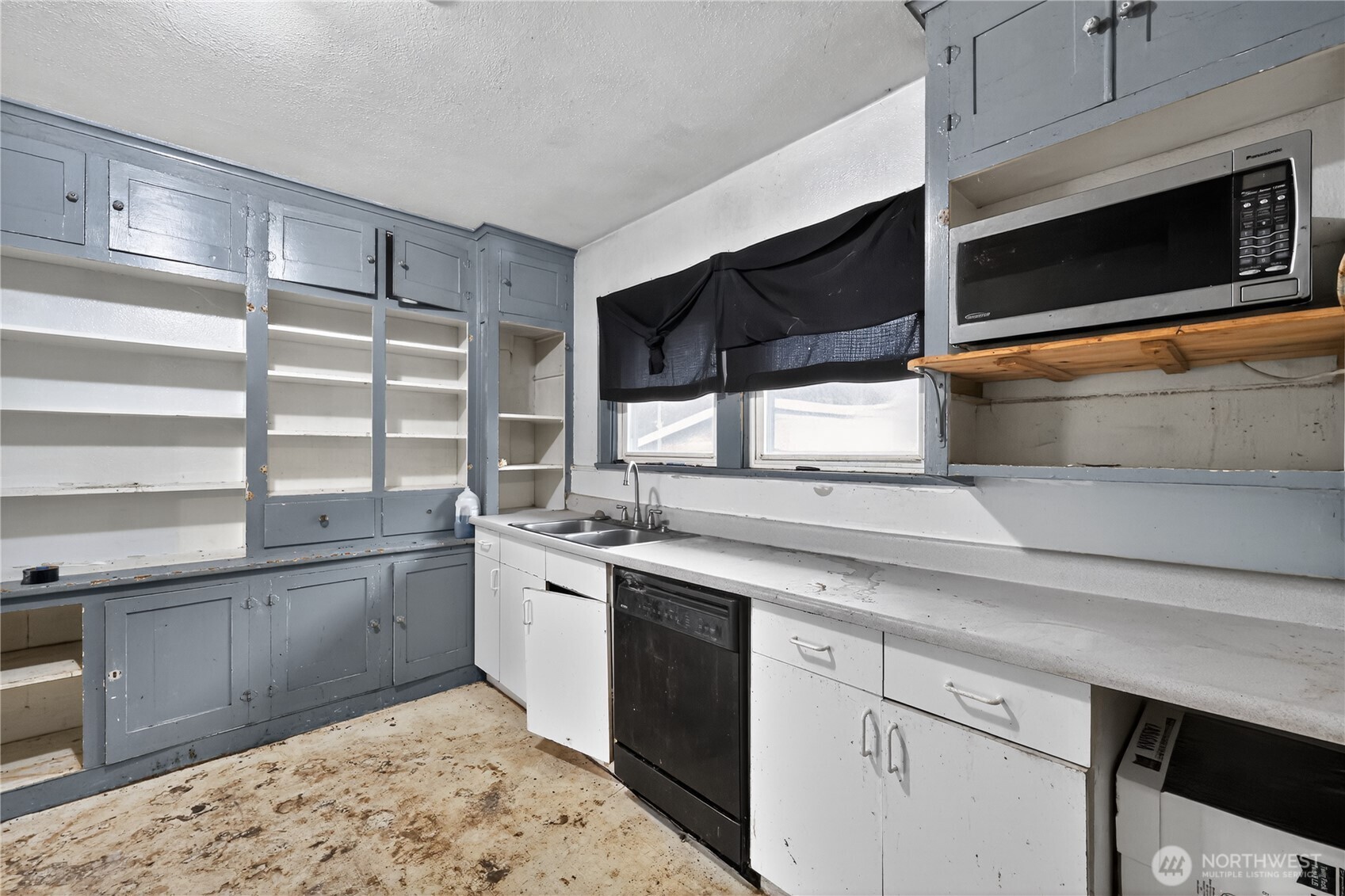 407 O Street Hoquiam, WA 98550 - Photo 14 of 31 a kitchen with a sink stove and microwave