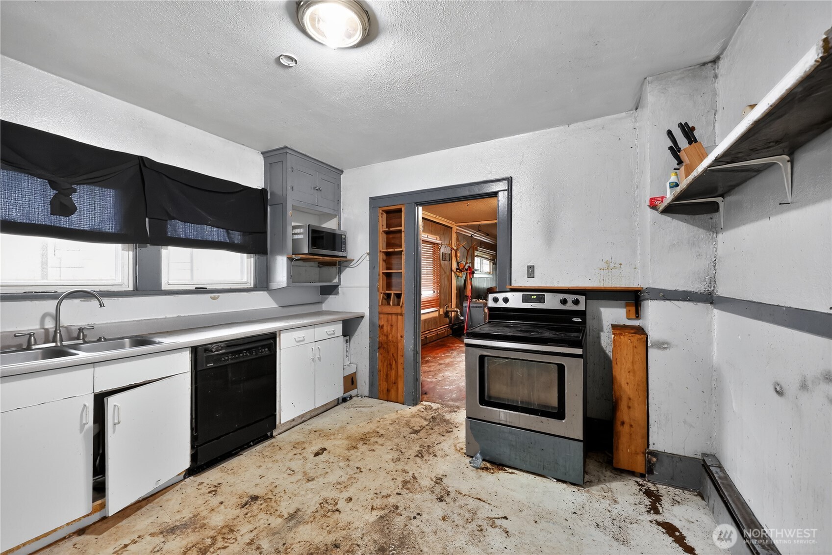407 O Street Hoquiam, WA 98550 - Photo 16 of 31 a kitchen with a stove oven and sink