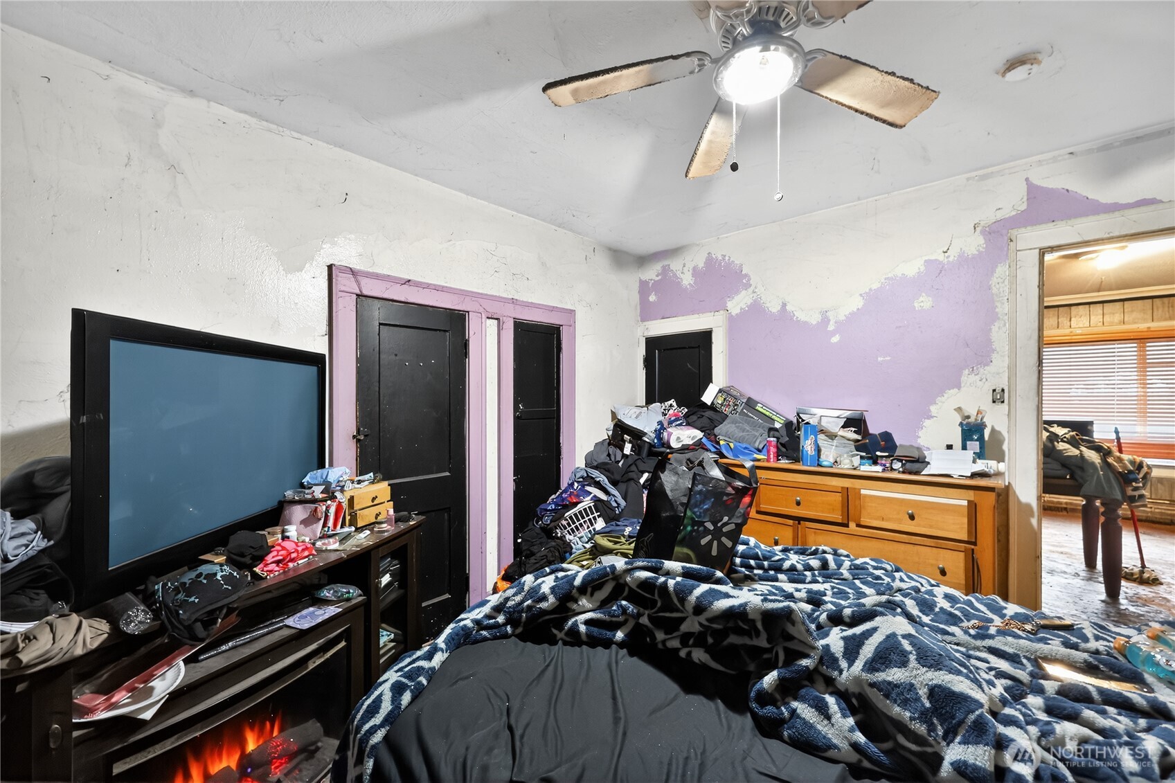 407 O Street Hoquiam, WA 98550 - Photo 19 of 31 a room with furniture and a flat screen tv