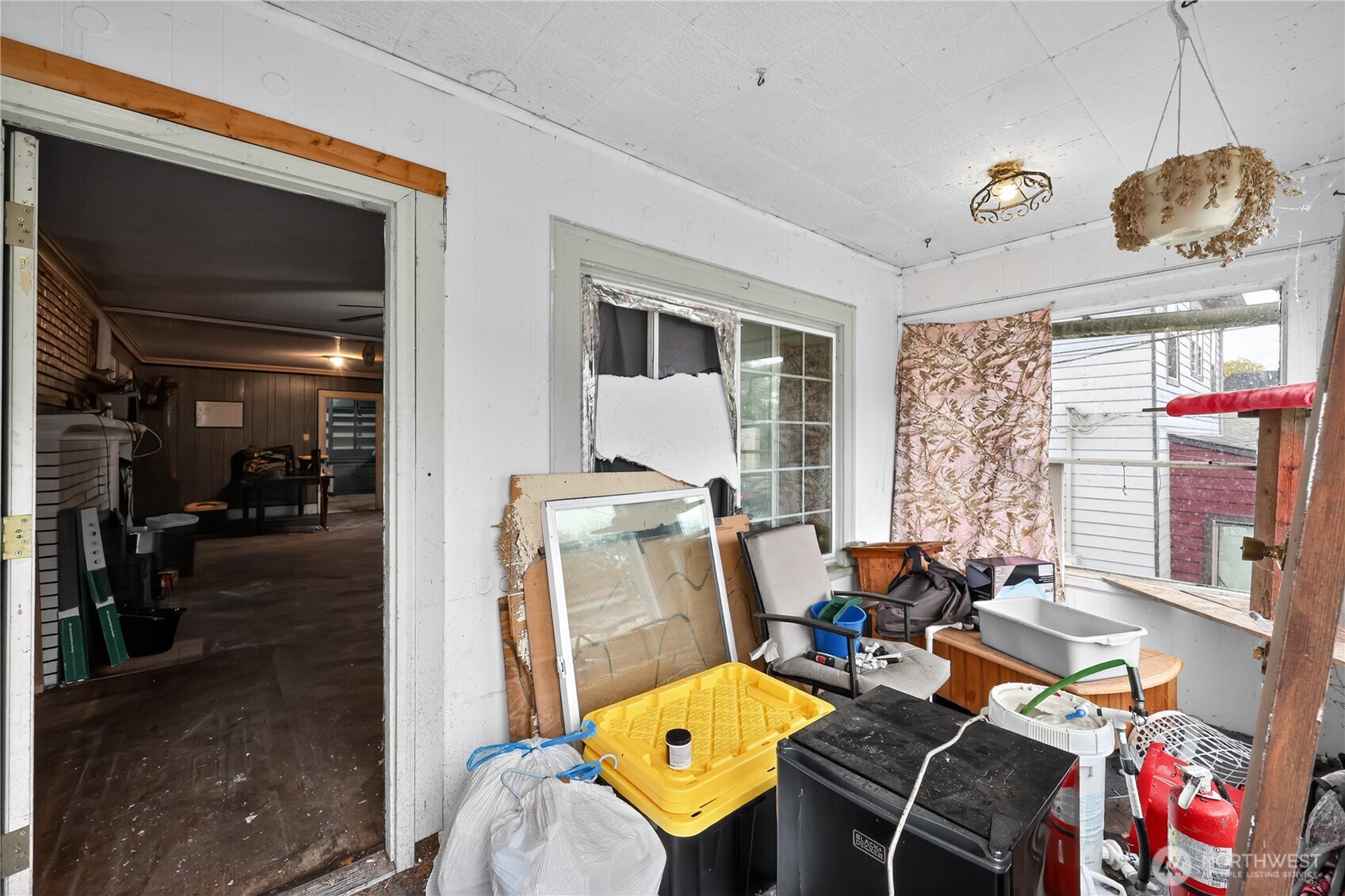407 O Street Hoquiam, WA 98550 - Photo 26 of 31 a very nice looking room with many windows