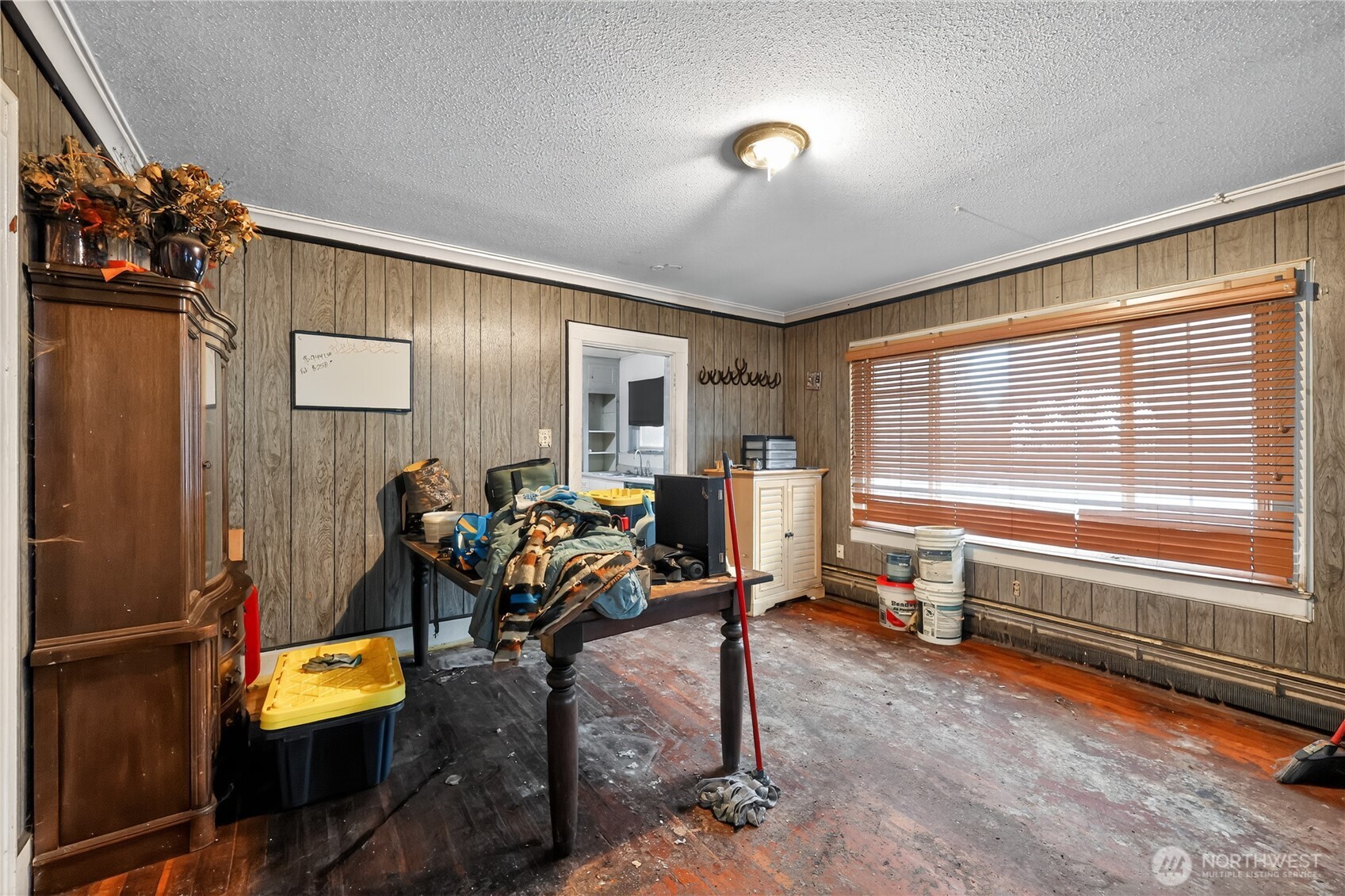 407 O Street Hoquiam, WA 98550 - Photo 27 of 31 a room with furniture and a window