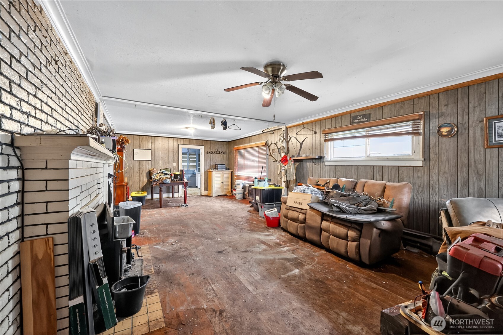 407 O Street Hoquiam, WA 98550 - Photo 29 of 31 a living room with lots of furniture and a flat screen tv