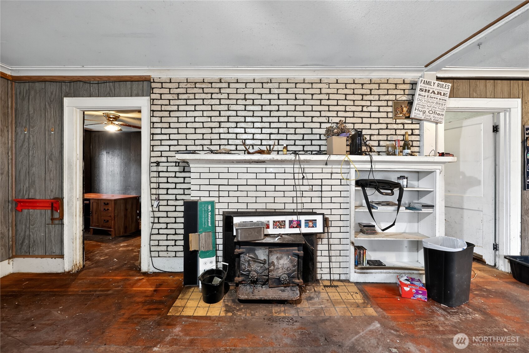 407 O Street Hoquiam, WA 98550 - Photo 8 of 31 a living room with furniture and a fireplace