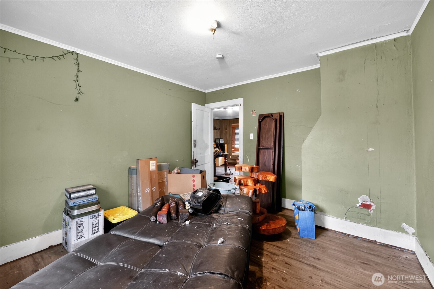 407 O Street Hoquiam, WA 98550 - Photo 9 of 31 a living room with blue lights with furniture and a mirror