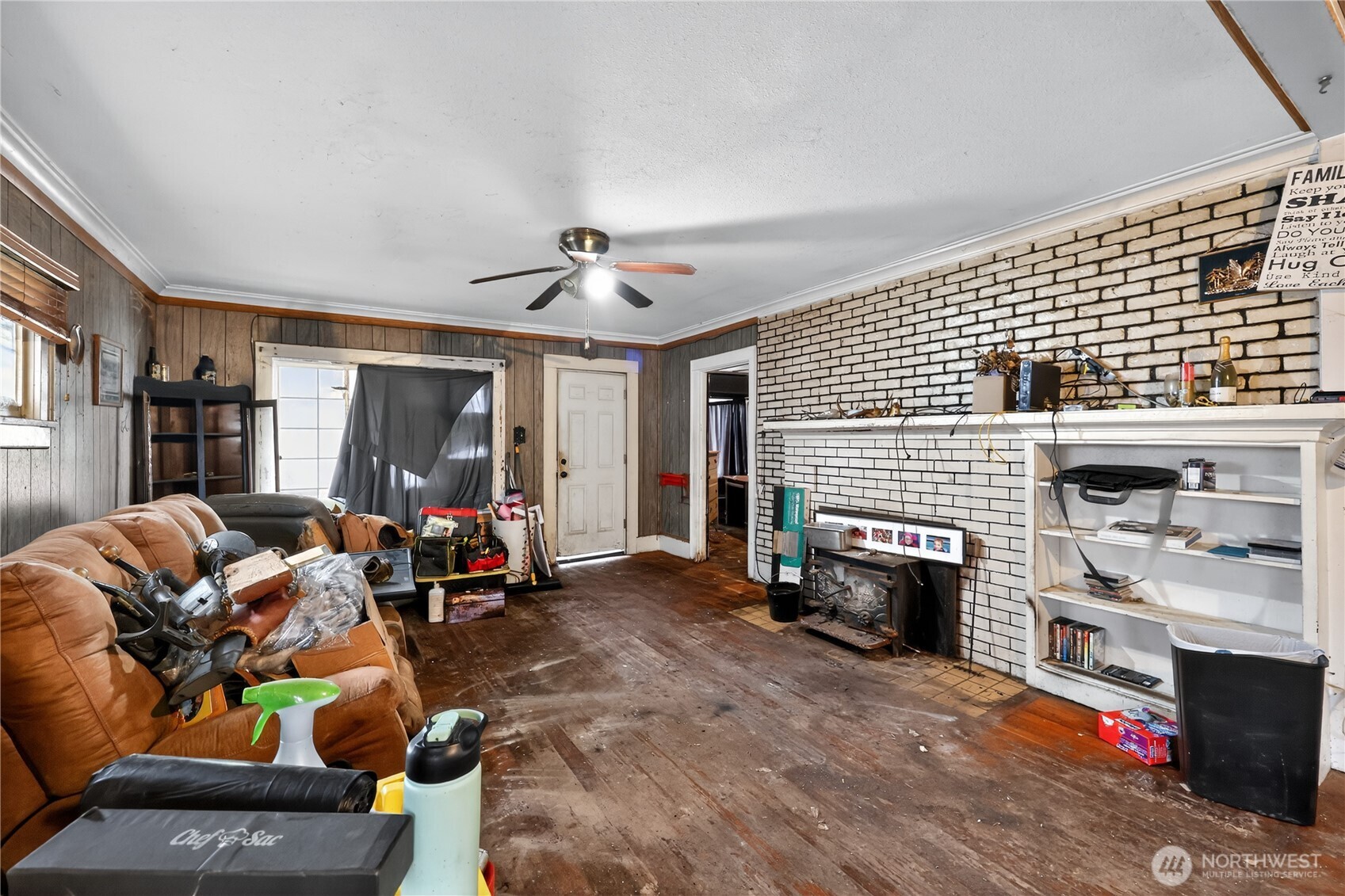 407 O Street Hoquiam, WA 98550 - Photo 10 of 31 a living room with furniture and a fireplace