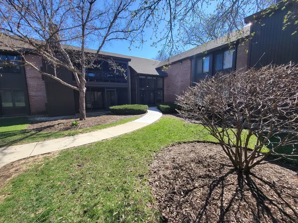 $193,500 | 720 St Andrews Lane, Unit 38, Crystal Lake, IL 60014