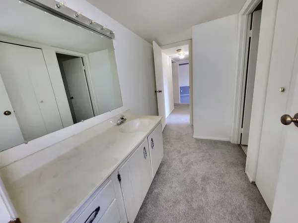 $193,500 | 720 St Andrews Lane, Unit 38, Crystal Lake, IL 60014