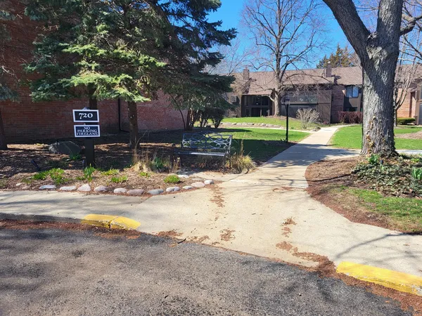 $193,500 | 720 St Andrews Lane, Unit 38, Crystal Lake, IL 60014