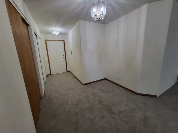 $193,500 | 720 St Andrews Lane, Unit 38, Crystal Lake, IL 60014