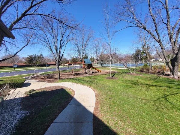 $193,500 | 720 St Andrews Lane, Unit 38, Crystal Lake, IL 60014