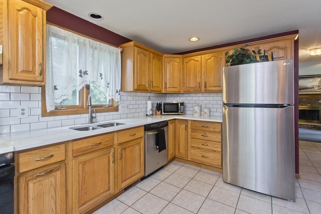 30 Caitlin Drive Springfield, MA 01118 - Photo 4 of 23 Gallery Image 4