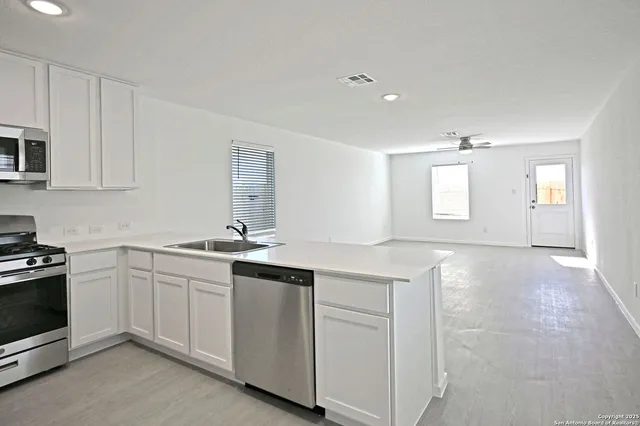 $1,295 | 11822 Bluebell, Converse, TX 78109