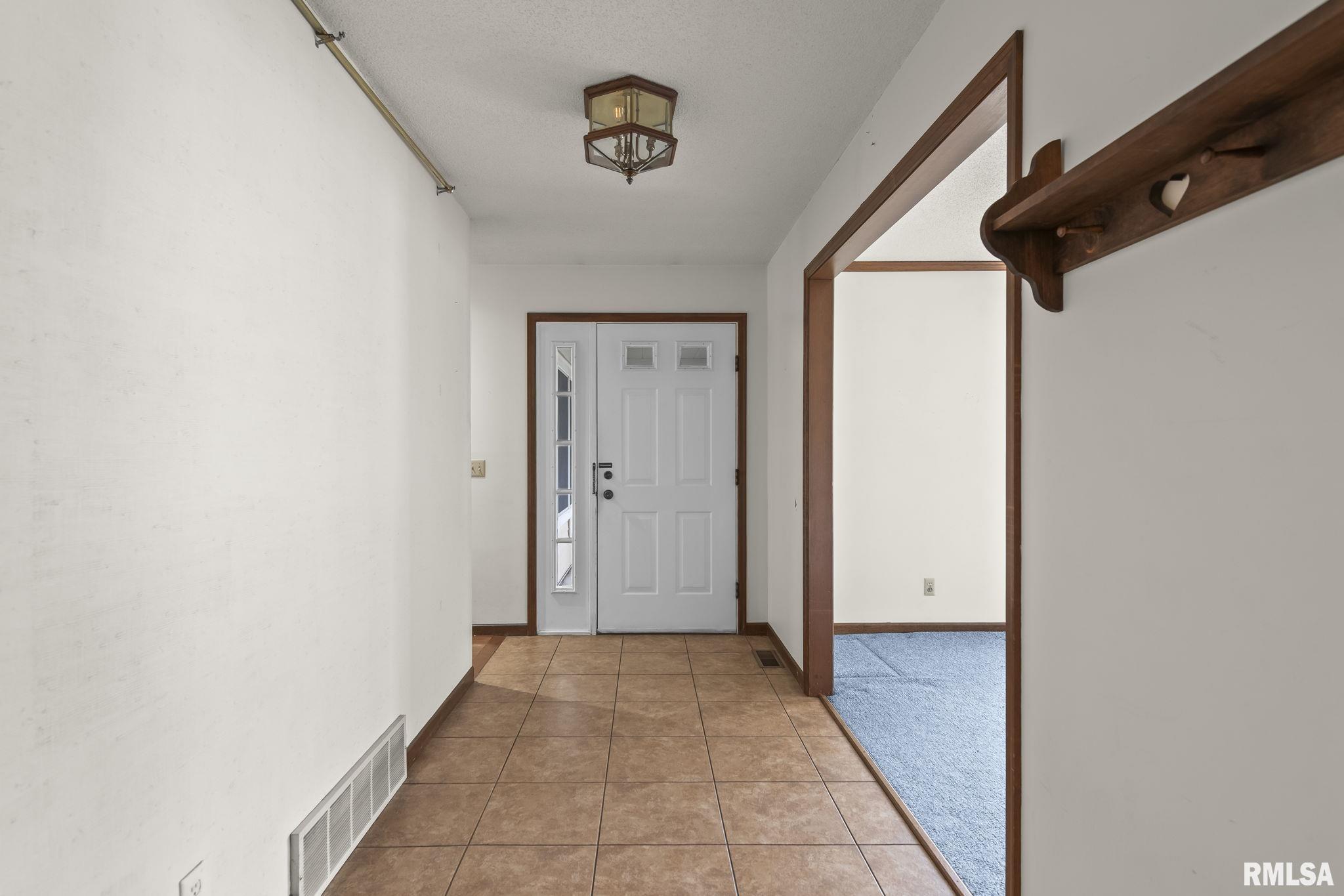 3424 Bluff Road Springfield, IL 62711 - Photo 4 of 42