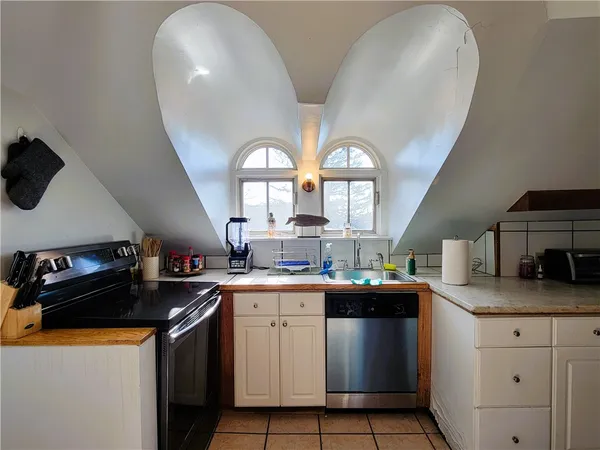 $3,900 | 92 Pelham Street, Unit 3, Newport, RI 02840