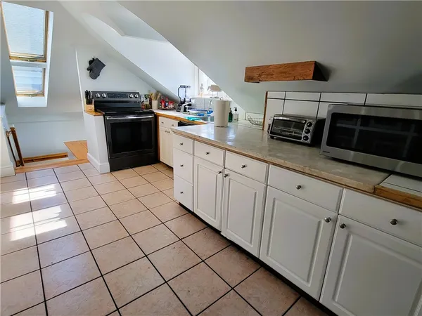 $3,900 | 92 Pelham Street, Unit 3, Newport, RI 02840