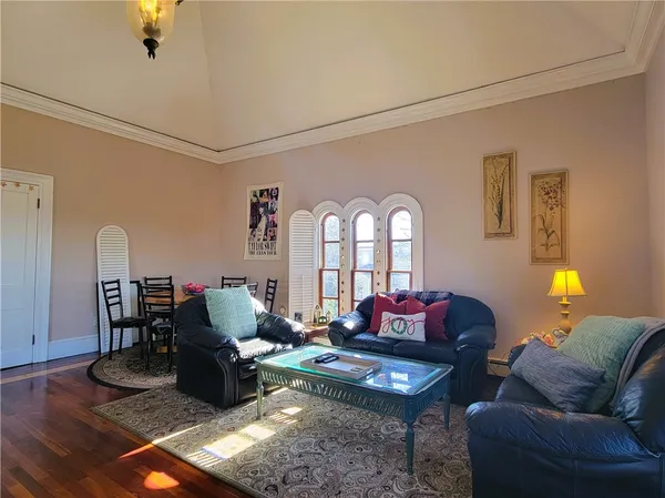 $3,900 | 92 Pelham Street, Unit 3, Newport, RI 02840