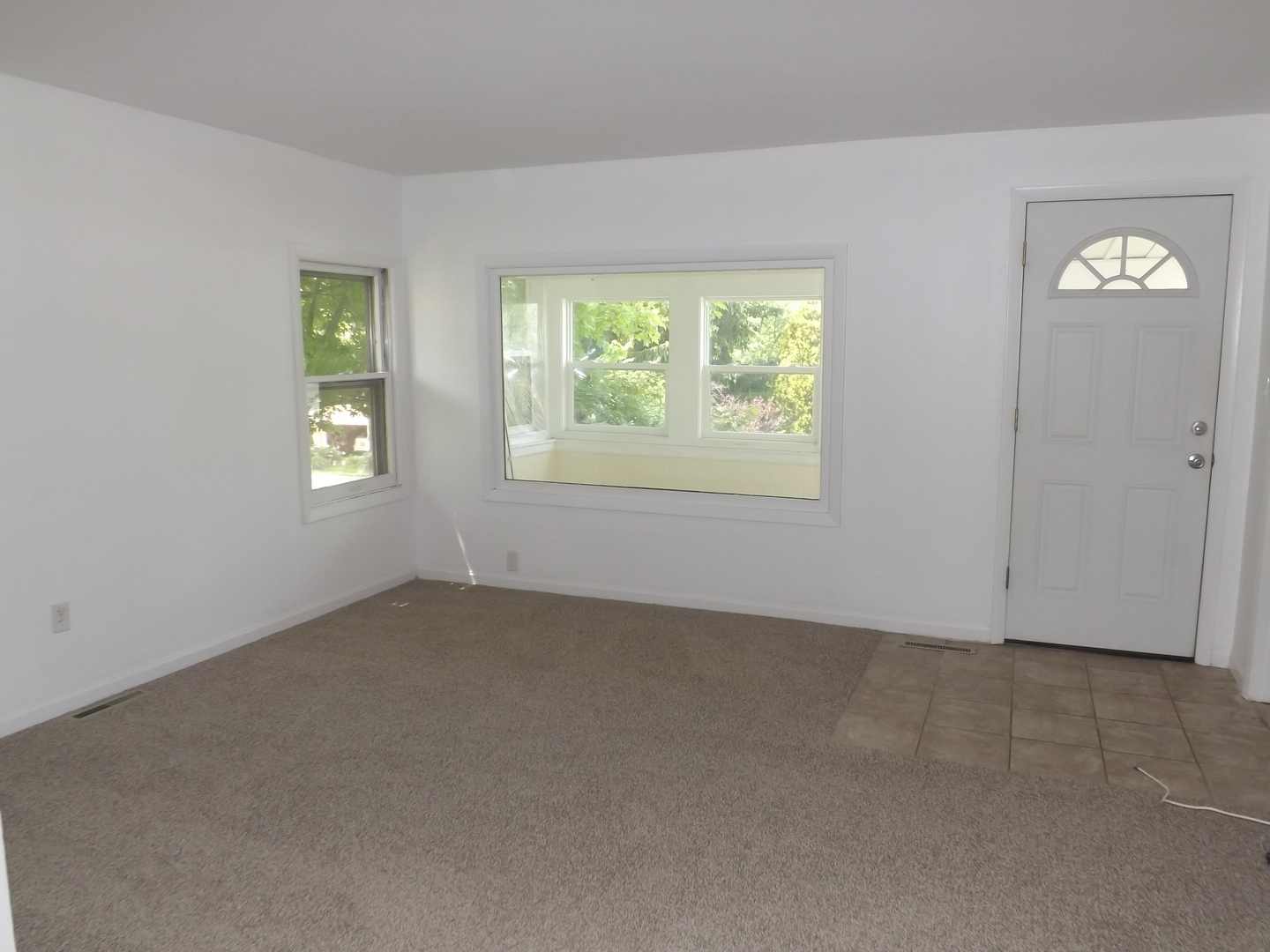 15 Hickory Road Cary, IL 60013 - Photo 4 of 19 an empty room with windows