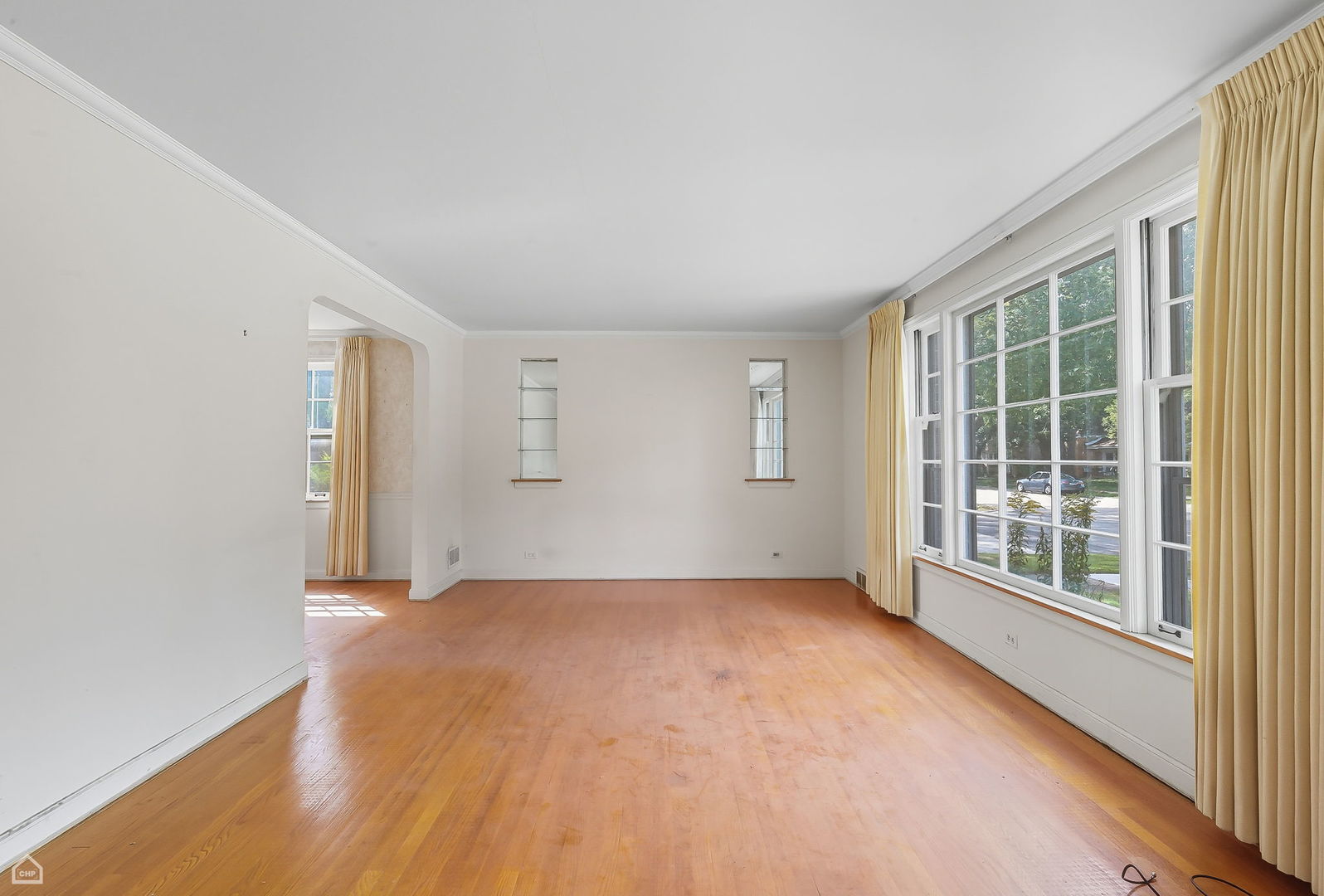 8301 Karlov Avenue Skokie, IL 60076 - Photo 3 of 21 an empty room with windows