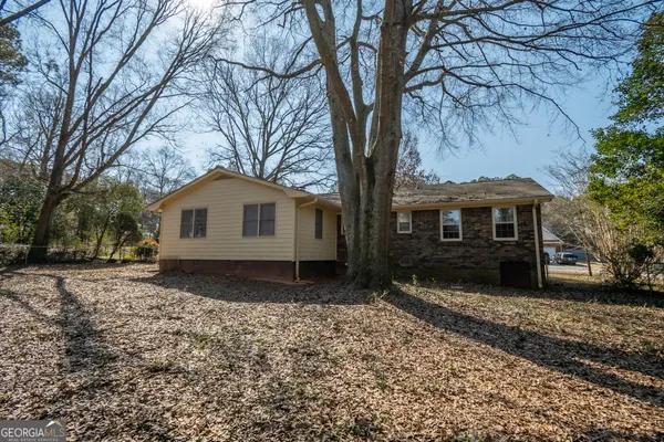 a view of a house with a yard