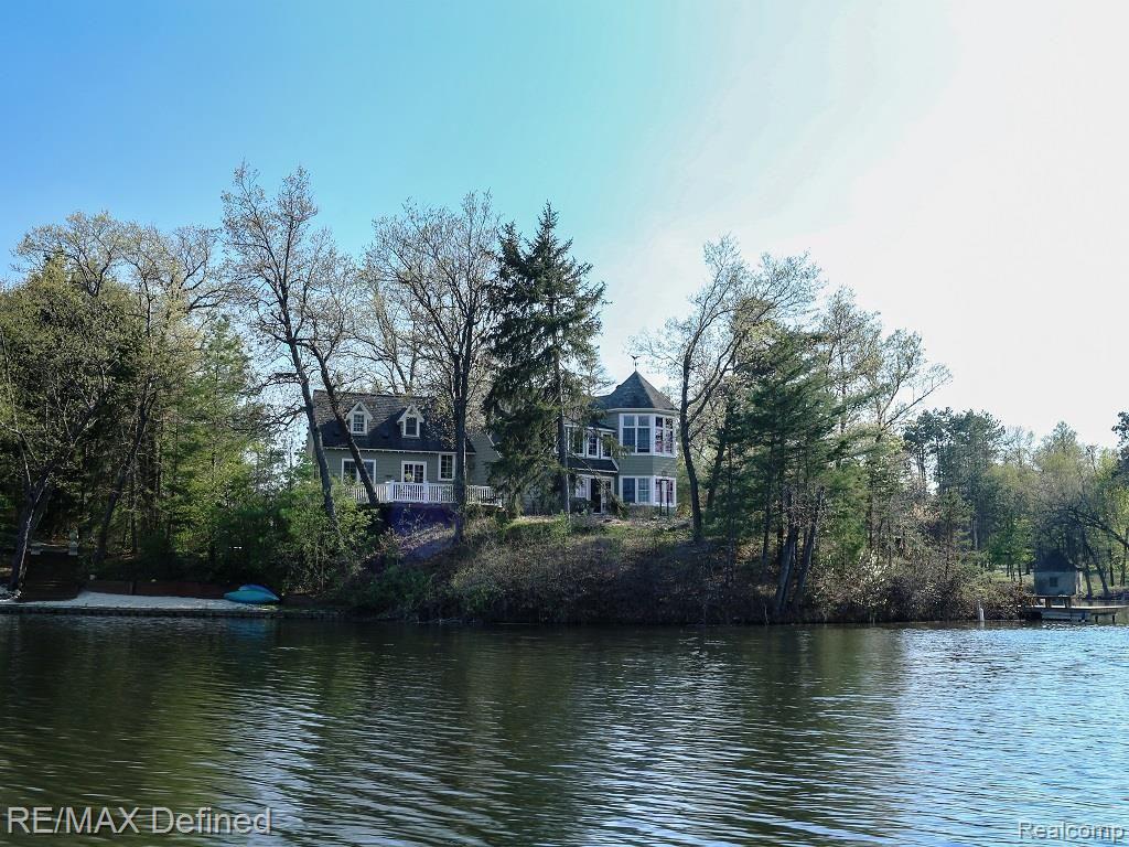 1190 Seneca Road Lake Orion, MI 48362 - Photo 5 of 47 Seneca 1190 back #1.jpg