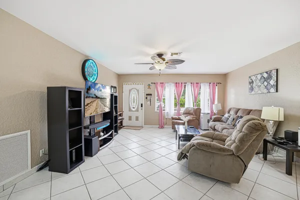 $3,200 | 564 Northwest 55th Street, Boca Raton, FL 33487