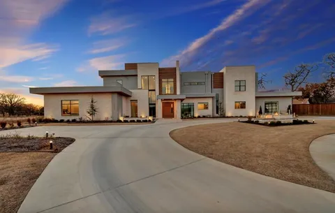 a view of entryway front of a house
