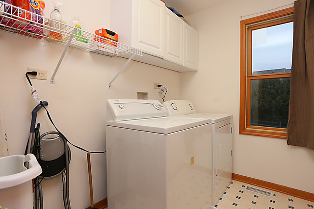 654 Ridge Drive Elburn, IL 60119 - Photo 20 of 25 a utility room with dryer and washer
