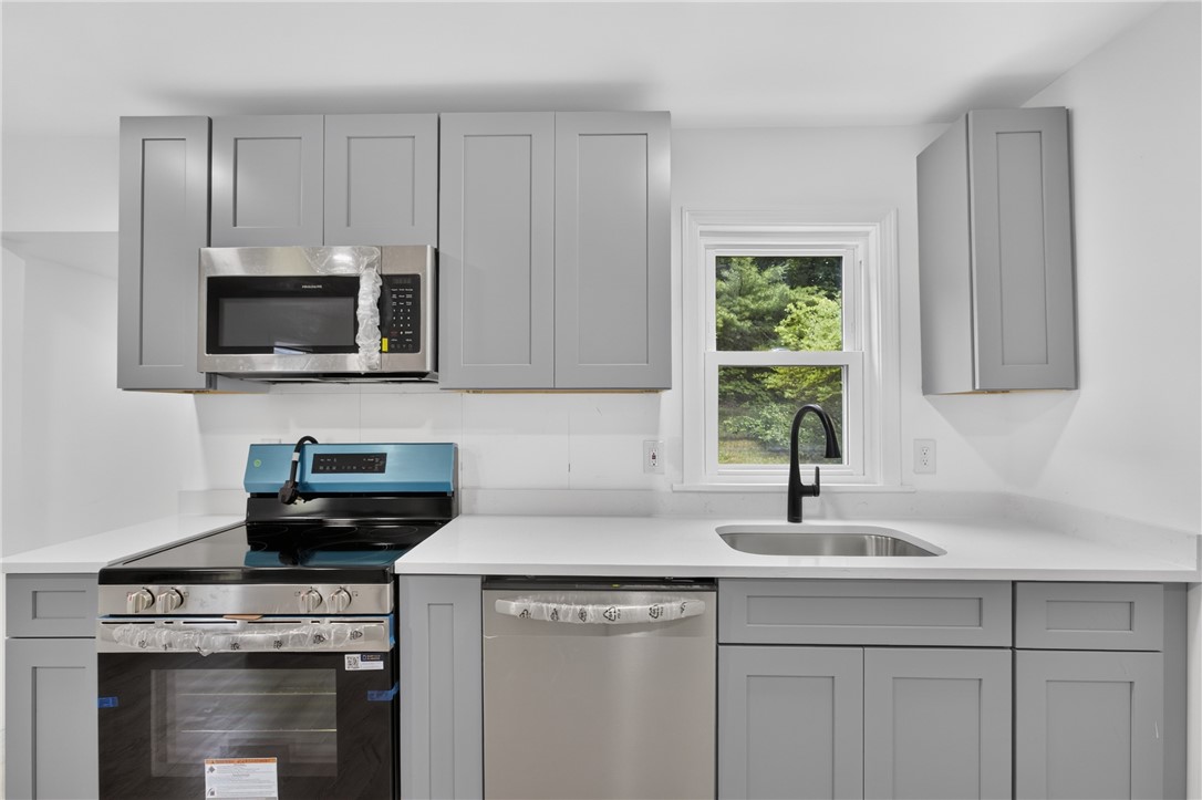 5 Lee's Lane Glocester, RI 02814 - Photo 3 of 48