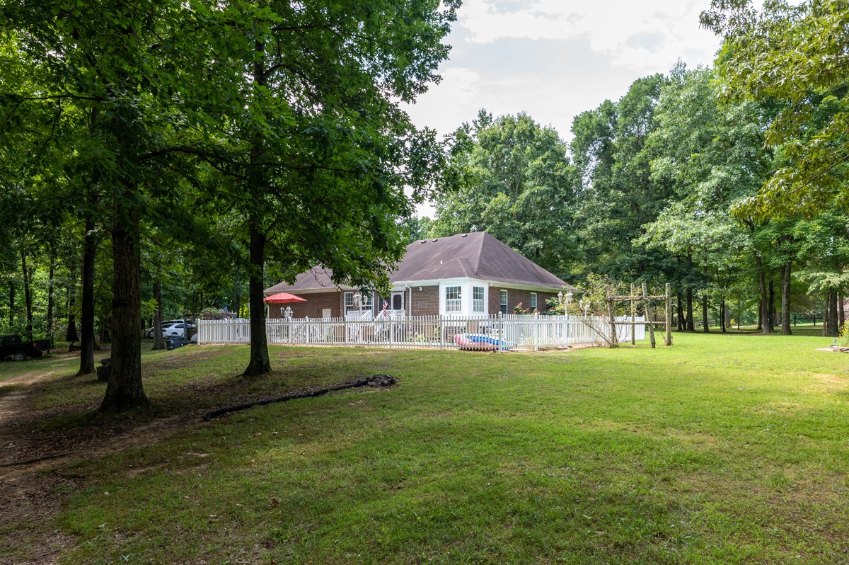 734 Keytown Road Portland, TN 37148 - Photo 34 of 49 a front view of a house with a garden