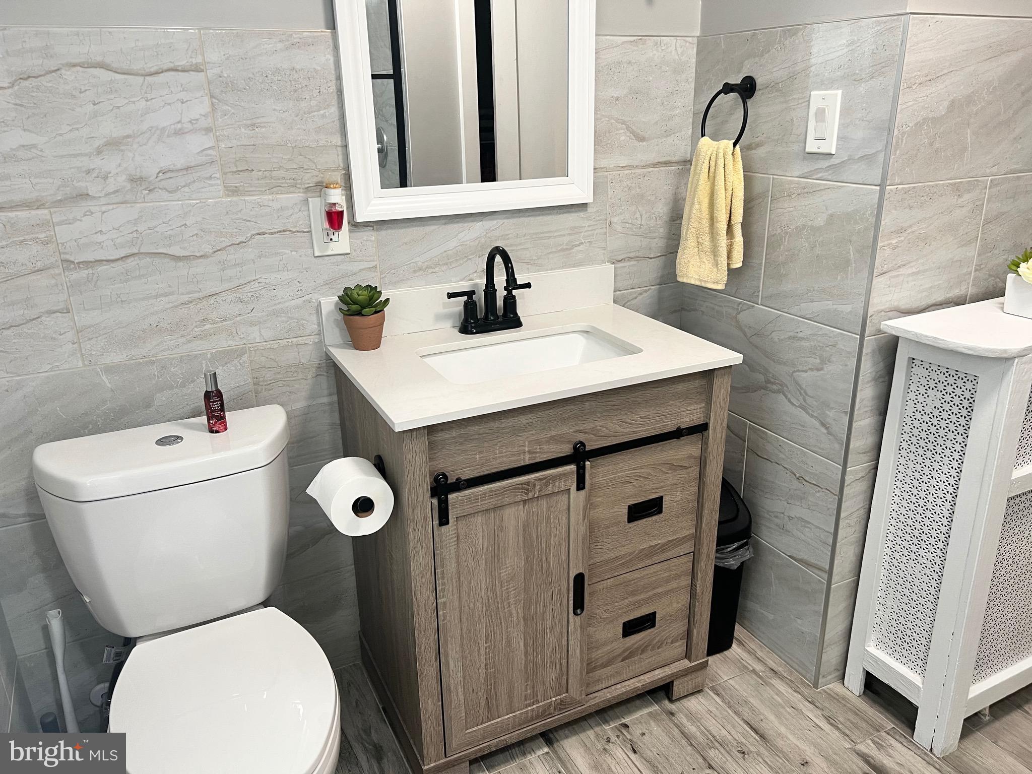 4050 Ellendale Road Drexel Hill, PA 19026 - Photo 27 of 53 Bathroom with LVP