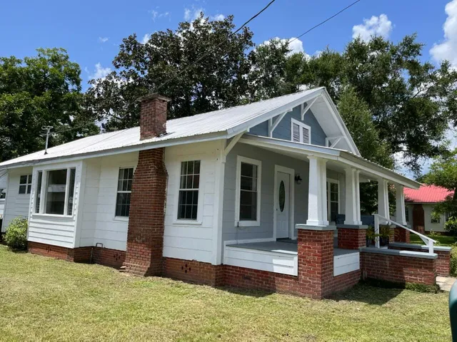 a front view of house with yard
