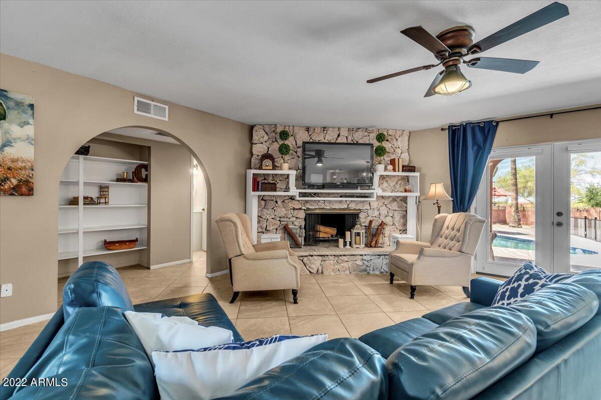 974 North Al Sieber Road Apache Junction, AZ 85119 - Photo 20 of 59 18-Living Room