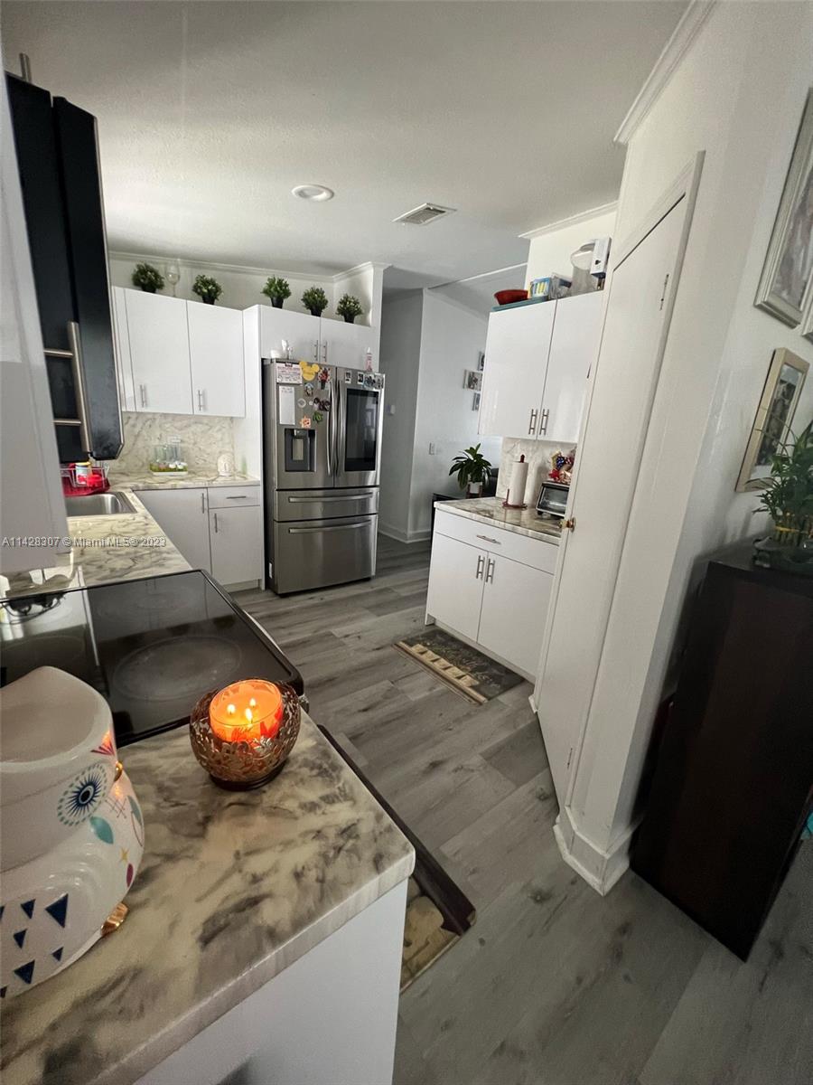 Gateway Estates Park Homestead, FL 33034 - Photo 6 of 26 a living room with furniture and a flat screen tv